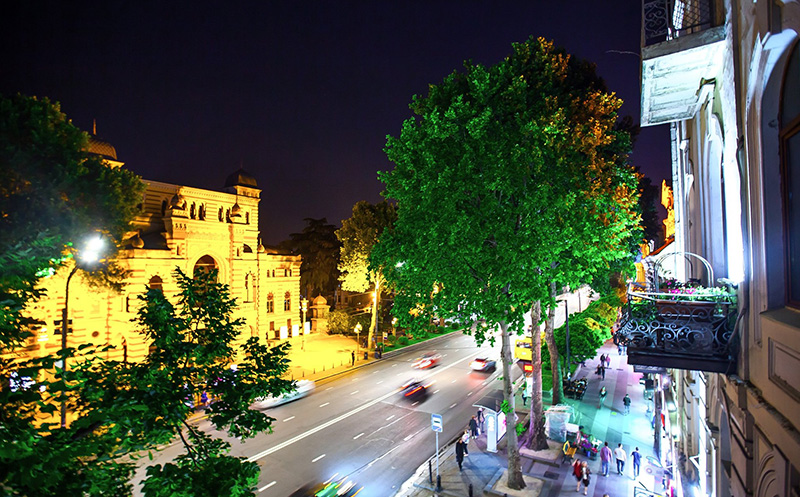 თბილისში, ნომრები 2 სტუმარზე აივნით და ხედით რუსთაველზე