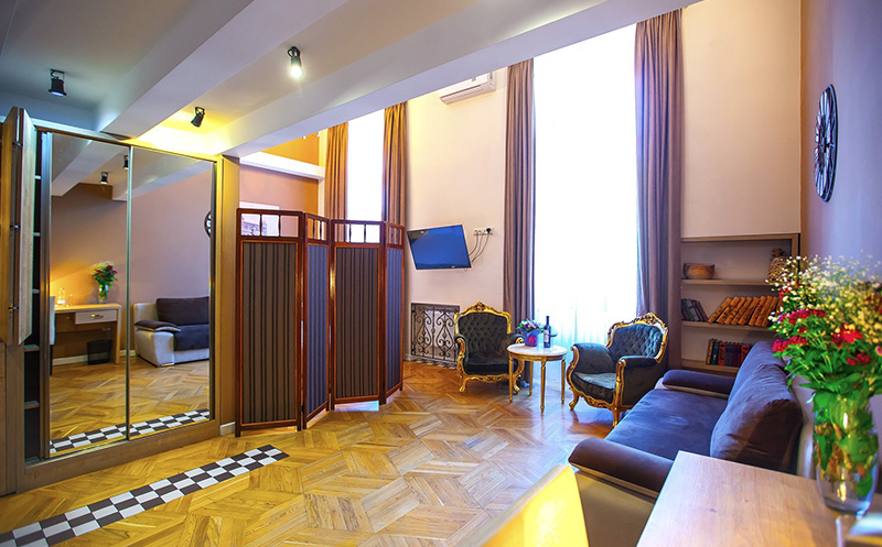 თბილისში, ნომრები 2 სტუმარზე აივნით და ხედით რუსთაველზე