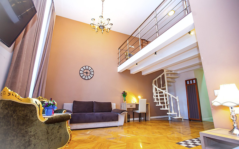 თბილისში, ნომრები 2 სტუმარზე აივნით და ხედით რუსთაველზე