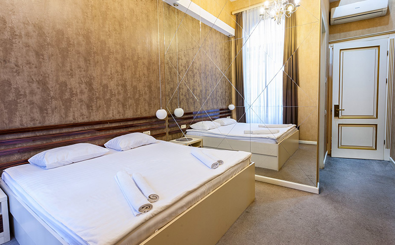 თბილისში, ნომრები 2 სტუმარზე აივნით და ხედით რუსთაველზე