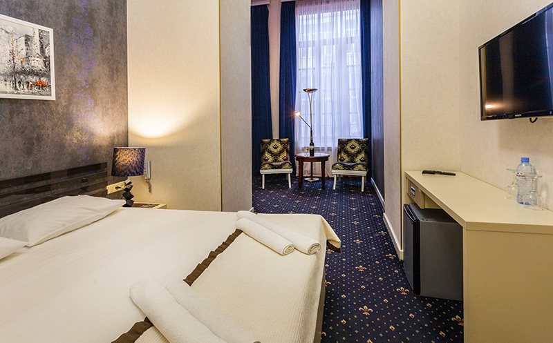 თბილისში, ნომრები 2 სტუმარზე აივნით და ხედით რუსთაველზე