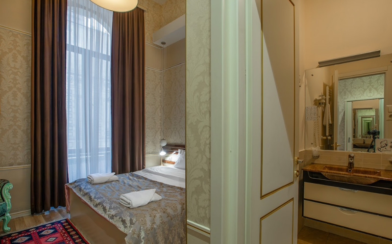 თბილისში, ნომრები 2 სტუმარზე აივნით და ხედით რუსთაველზე