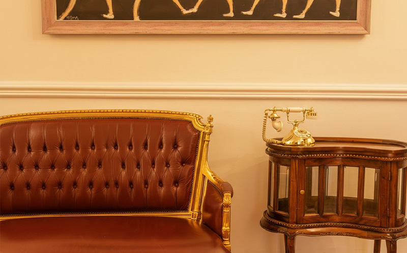 თბილისში, ნომრები 2 სტუმარზე აივნით და ხედით რუსთაველზე