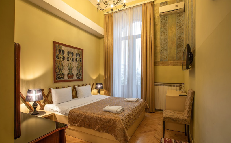 თბილისში, ნომრები 2 სტუმარზე აივნით და ხედით რუსთაველზე