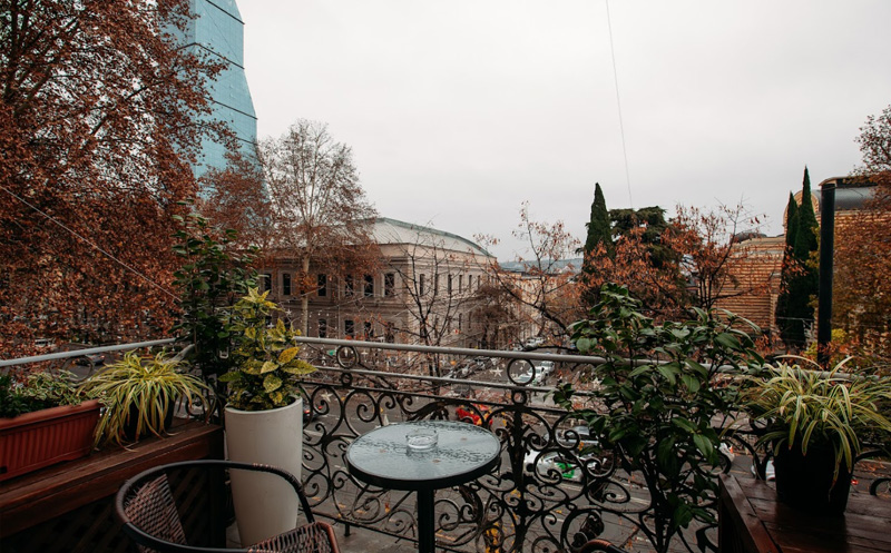 თბილისში, ნომრები 2 სტუმარზე აივნით და ხედით რუსთაველზე