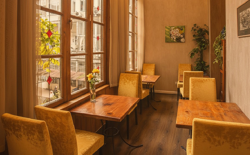 თბილისში, ნომრები 2 სტუმარზე აივნით და ხედით რუსთაველზე