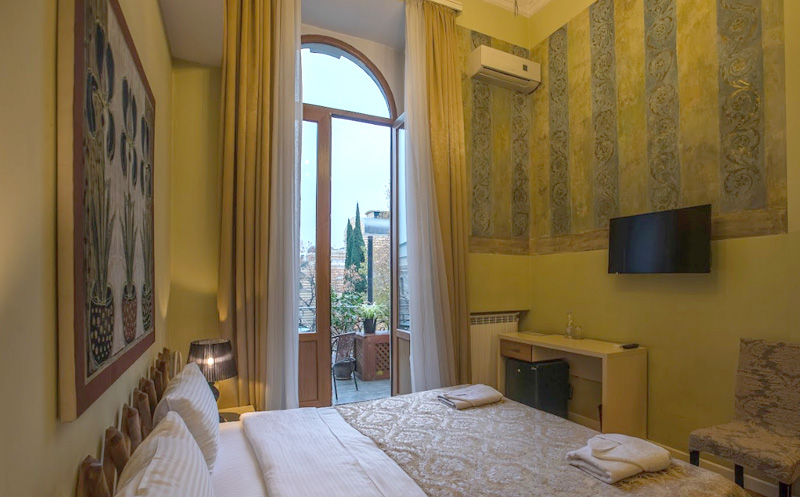 თბილისში, ნომრები 2 სტუმარზე აივნით და ხედით რუსთაველზე