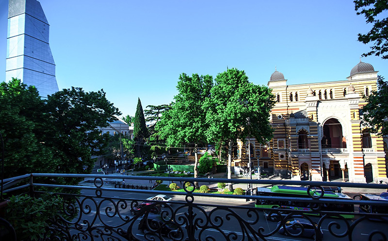 თბილისში, ნომრები 2 სტუმარზე აივნით და ხედით რუსთაველზე