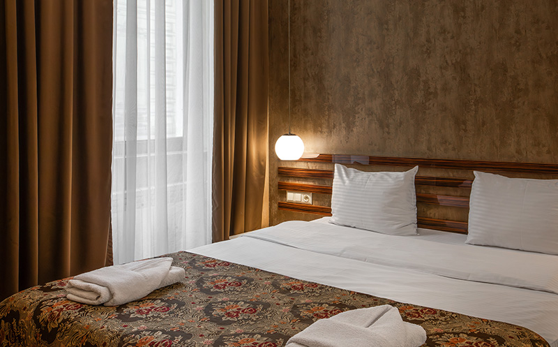 თბილისში, ნომრები 2 სტუმარზე აივნით და ხედით რუსთაველზე