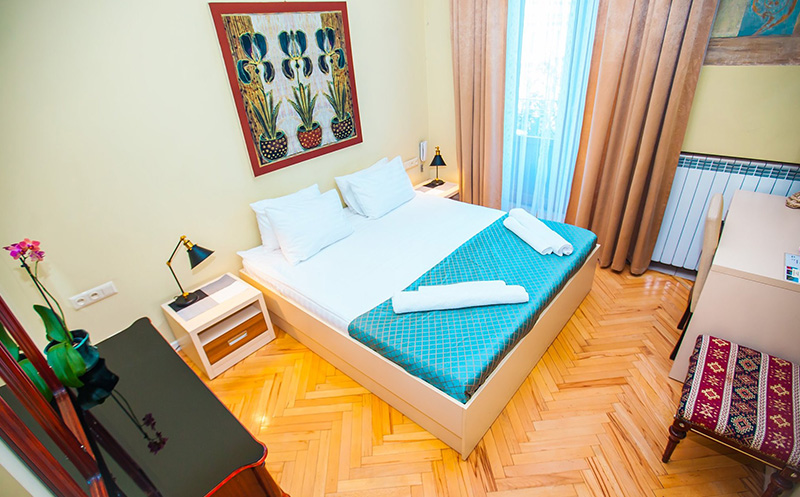 თბილისში, ნომრები 2 სტუმარზე აივნით და ხედით რუსთაველზე