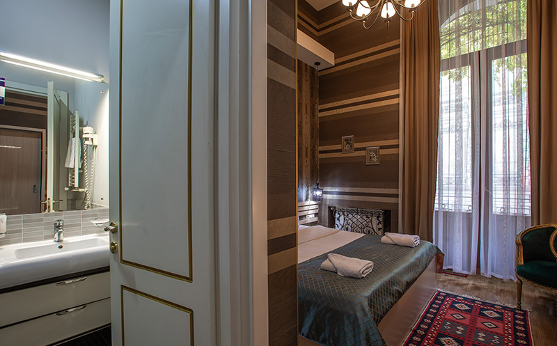 თბილისში, ნომრები 2 სტუმარზე აივნით და ხედით რუსთაველზე