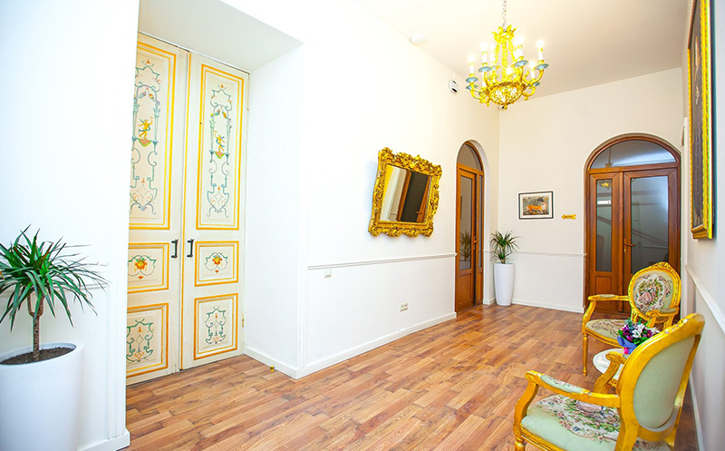 თბილისში, ნომრები 2 სტუმარზე აივნით და ხედით რუსთაველზე