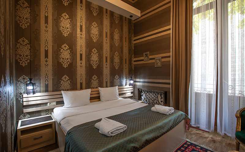 თბილისში, ნომრები 2 სტუმარზე აივნით და ხედით რუსთაველზე