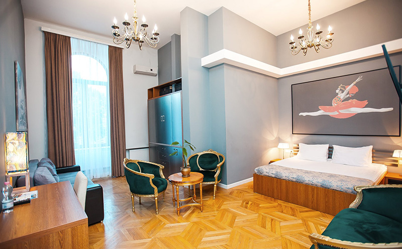 თბილისში, ნომრები 2 სტუმარზე აივნით და ხედით რუსთაველზე