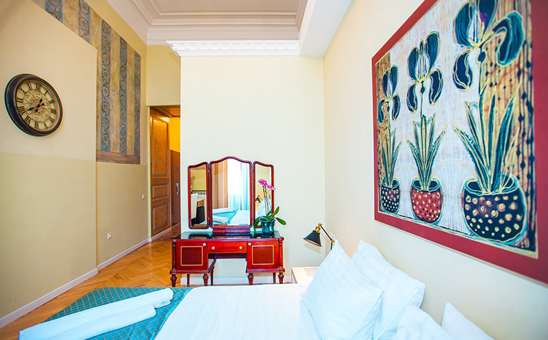 თბილისში, ნომრები 2 სტუმარზე აივნით და ხედით რუსთაველზე