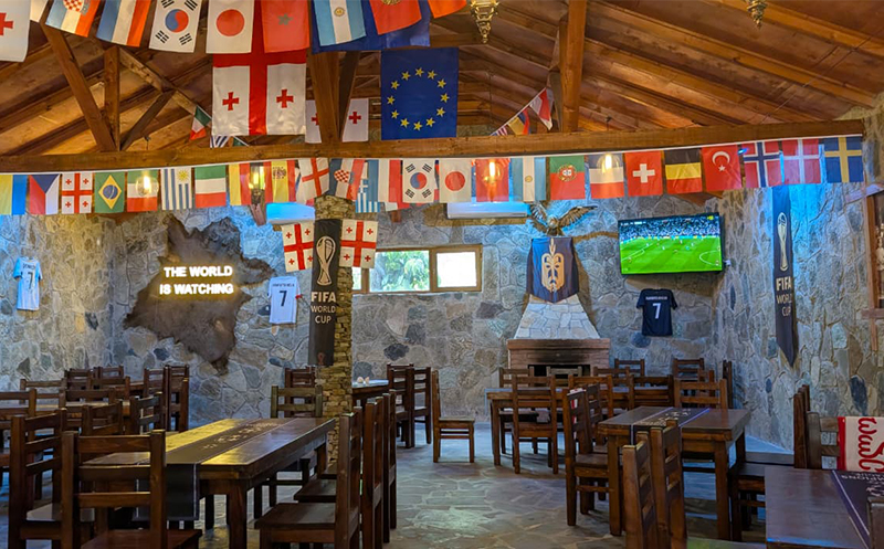 კანჭის და ლუდის შეთავაზება პაბში 6 სტუმარზე