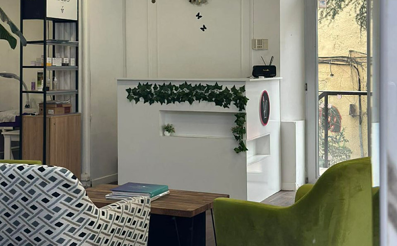 მანიკური ან პედიკური შილაკით მოწესრიგებით და გამაგრებით