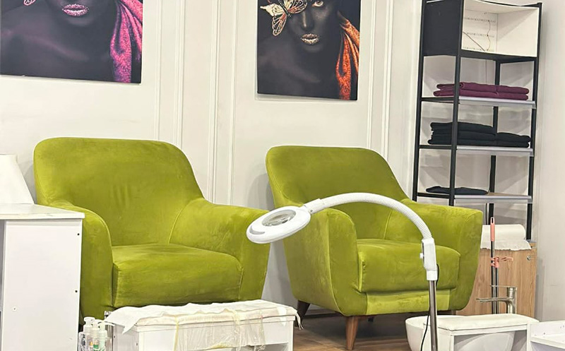 მანიკური ან პედიკური შილაკით მოწესრიგებით და გამაგრებით