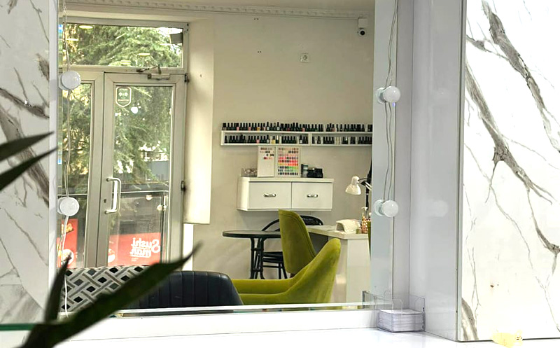 მანიკური ან პედიკური შილაკით მოწესრიგებით და გამაგრებით