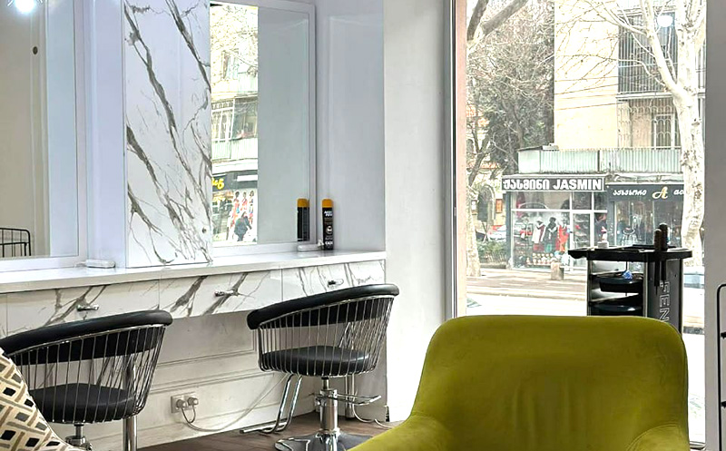 მანიკური ან პედიკური შილაკით მოწესრიგებით და გამაგრებით