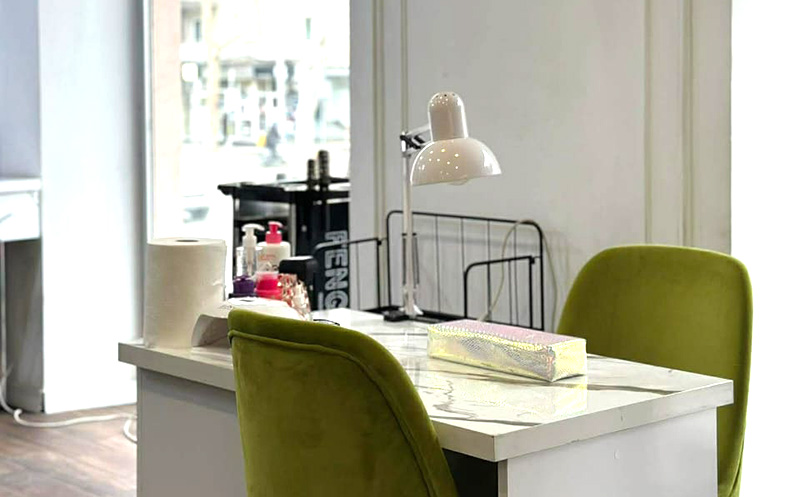 მანიკური ან პედიკური შილაკით მოწესრიგებით და გამაგრებით