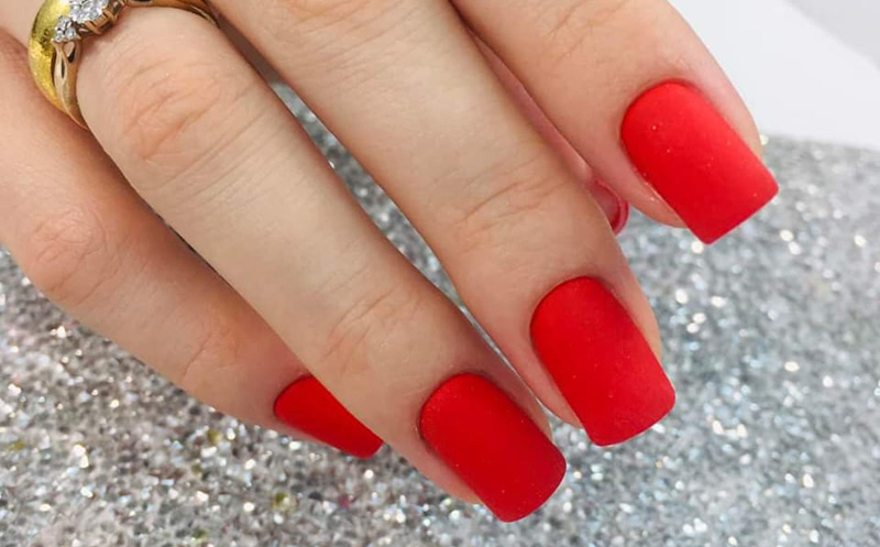 მანიკური ან პედიკური შილაკით მოწესრიგებით და გამაგრებით