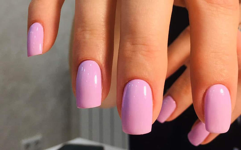 მანიკური ან პედიკური შილაკით მოწესრიგებით და გამაგრებით