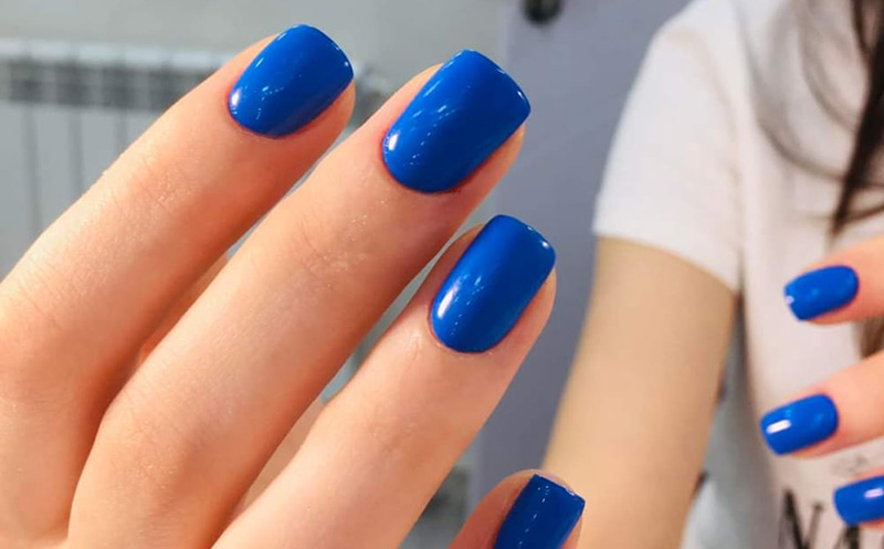 მანიკური ან პედიკური შილაკით მოწესრიგებით და გამაგრებით