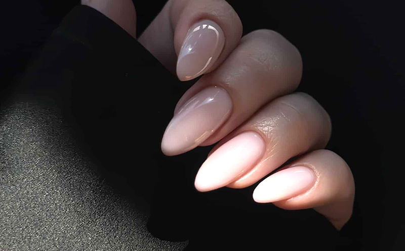 მანიკური ან პედიკური შილაკით მოწესრიგებით და გამაგრებით