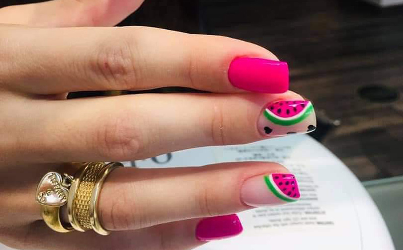 მანიკური ან პედიკური შილაკით მოწესრიგებით და გამაგრებით