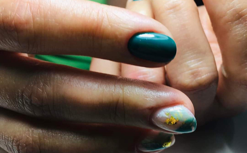 მანიკური ან პედიკური შილაკით მოწესრიგებით და გამაგრებით