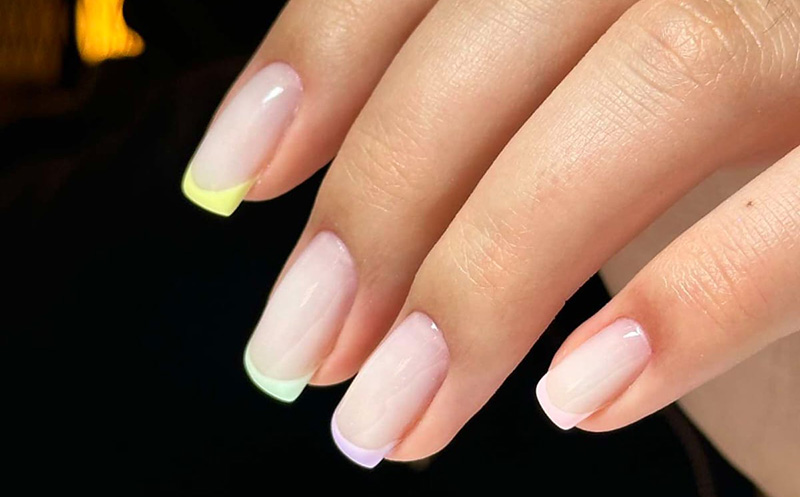 მანიკური ან პედიკური შილაკით მოწესრიგებით და გამაგრებით