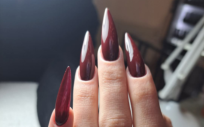 მანიკური ან პედიკური შილაკით მოწესრიგებით და გამაგრებით