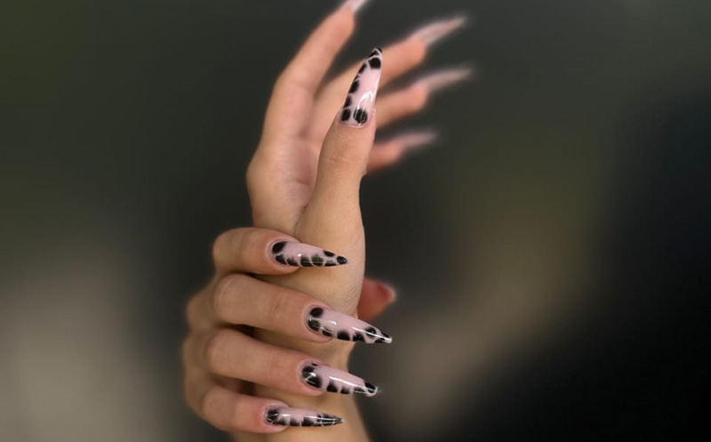 მანიკური ან პედიკური შილაკით მოწესრიგებით და გამაგრებით