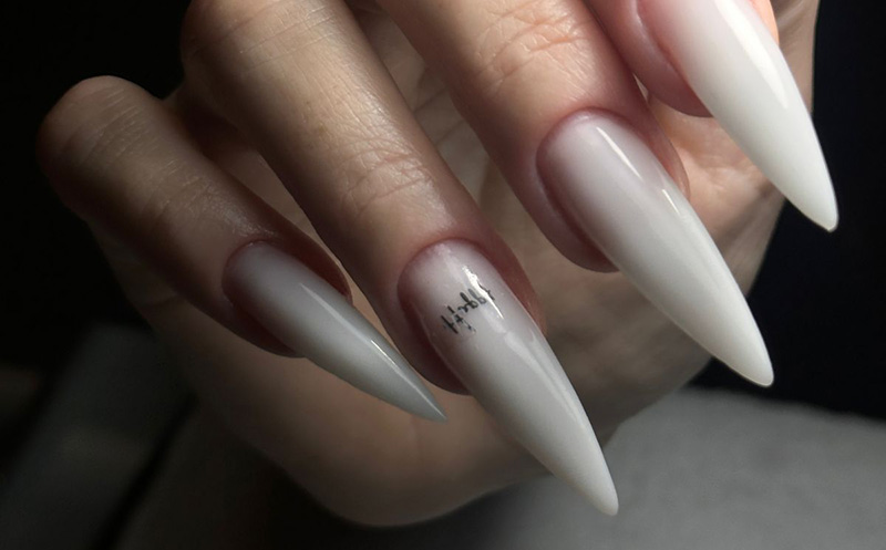 მანიკური ან პედიკური შილაკით მოწესრიგებით და გამაგრებით