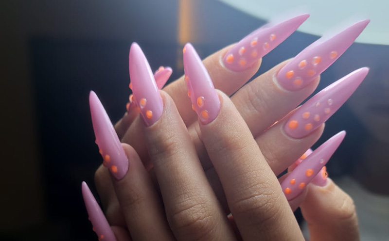 მანიკური ან პედიკური შილაკით მოწესრიგებით და გამაგრებით