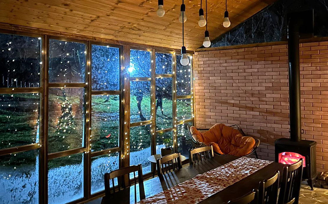 რაჭაში, კოტეჯი 2+1 სტუმარზე ბუხრით და ფანჩატურით