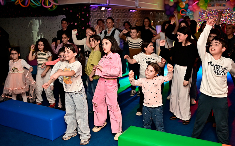 10, 15, 20, 25, და 30 ბავშვზე დაბადების დღის წვეულება და საჩუქრები