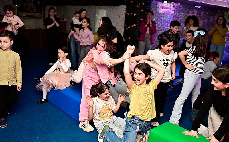 10, 15, 20, 25, და 30 ბავშვზე დაბადების დღის წვეულება და საჩუქრები