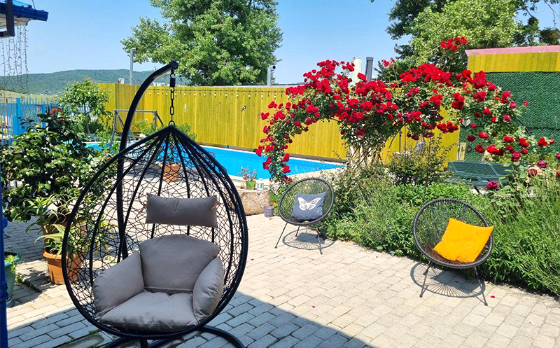 ბაზალეთზე 2, 3 ან 4 სტუმარზე ნომრები საუნით და აუზით