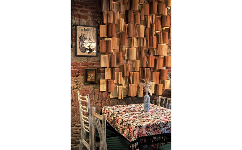 10 სტუმარზე, კერძები, სასმელი, მომღერალი