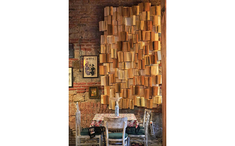 10 სტუმარზე, კერძები, სასმელი, მომღერალი