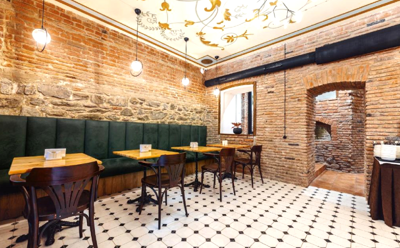 თბილისში, ნომერი 2 სტუმარზე საუზმით