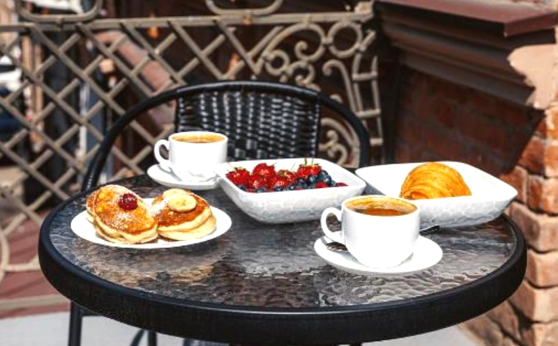 თბილისში, ნომერი 2 სტუმარზე საუზმით