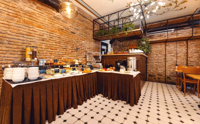 თბილისში, ნომერი 2 სტუმარზე საუზმით