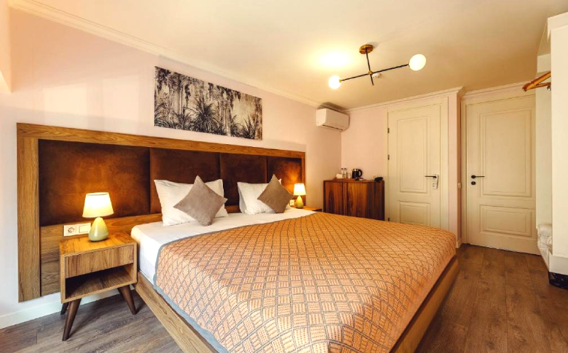 თბილისში, ნომერი 2 სტუმარზე საუზმით