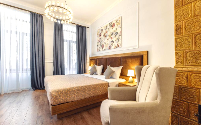 თბილისში, ნომერი 2 სტუმარზე საუზმით