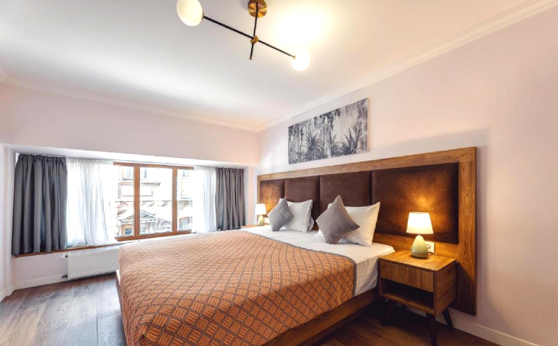 თბილისში, ნომერი 2 სტუმარზე საუზმით