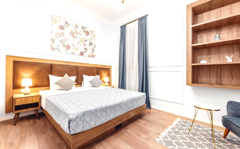 თბილისში, ნომერი 2 სტუმარზე საუზმით