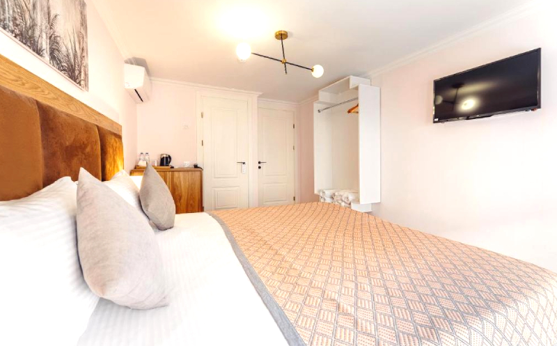 თბილისში, ნომერი 2 სტუმარზე საუზმით